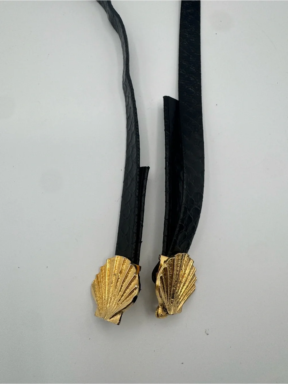 Vintage Mimi di N 1976 Gold Shell Buckle Belt Black Embossed Leather 36”